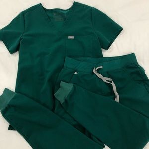 Figs scrubs in green